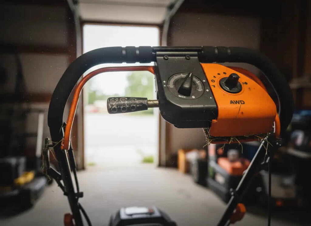 Husqvarna LC221A control handle detail